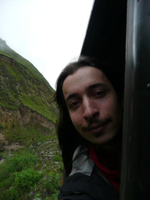 cheveux au vent sur le marchepied du train