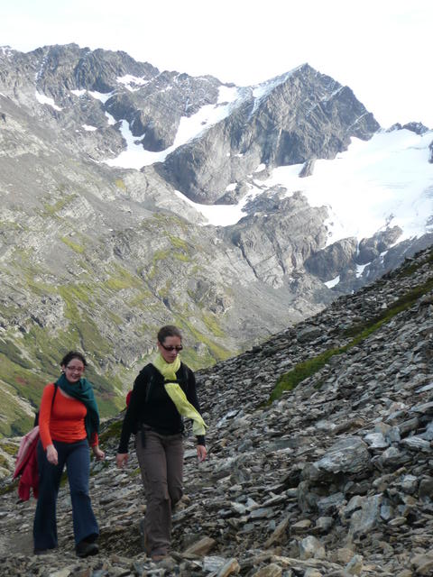 Emilie et Peggy devant le glacier martial