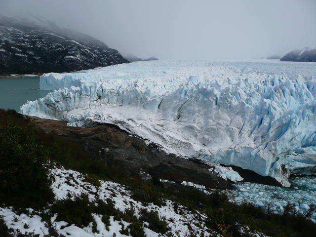 le glacier s´écrase sur la coline