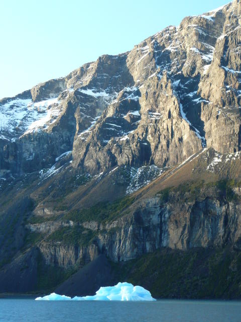 un iceberg dans le lit de l´ancien glacier