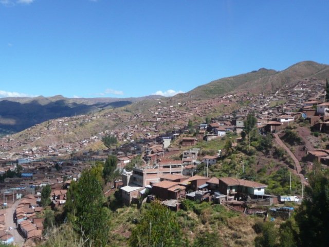 les maisons de cuzco s'élancent à l'assaut des colines